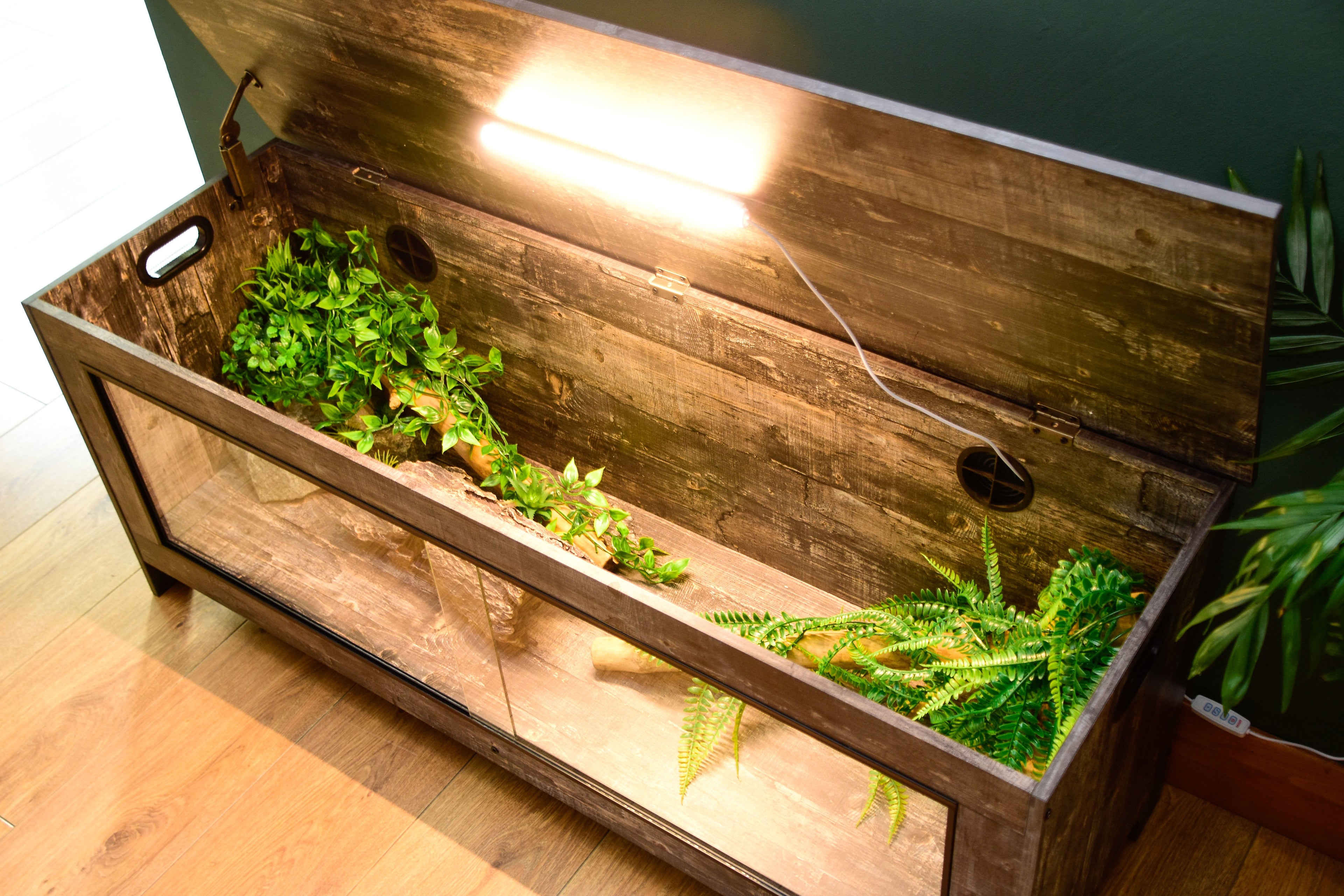 Distressed wood 4ft vivarium full front view